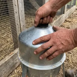 Abreuvoir poules et volailles métal galvanisé 30 L sur pieds à l'unité* Discount