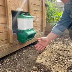 Mangeoire BEC anti-gaspillage 10 Kg fixation grillage et murale* Hot