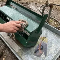 Mangeoire galva avec rouleau thermolaqué vert* Hot