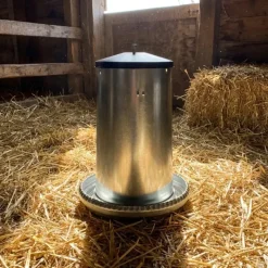 Mangeoire volaille à trémie métal de 40 kg* Outlet